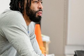  浓眉哥重要时刻出色防守，MAD带队取胜！引发球迷热议