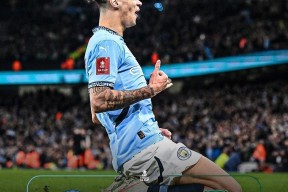 关于大比分获胜首场状态出色，中国队观众沸腾！，德布劳内重返赛场观众掌声雷动的信息