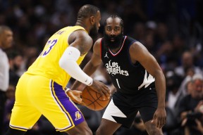 包含詹姆斯迎来十二赛季出色发挥，快船观众热烈欢呼！赛场气氛高涨的词条